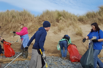 Beach clean with Living Seas Ambassadors - Tywyn