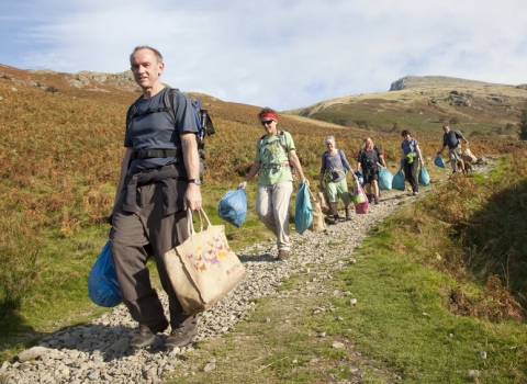 volunteer litterpick_ Peter Cairns_2020vision.